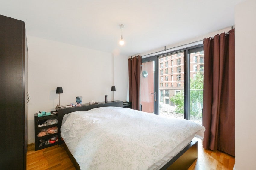 Flat Surrey Quays Road in Greater London