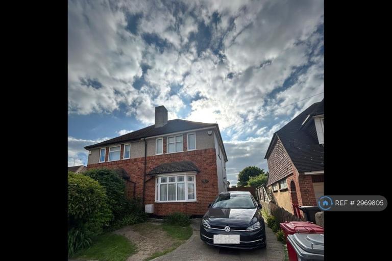 House Meadfield Road in Slough