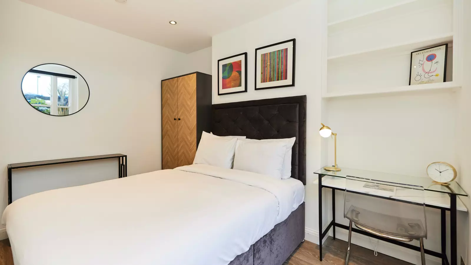 Flat Queen Annes Square in Greater London
