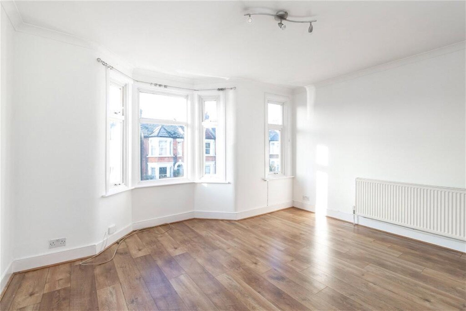 Flat Walpole Road in Greater London