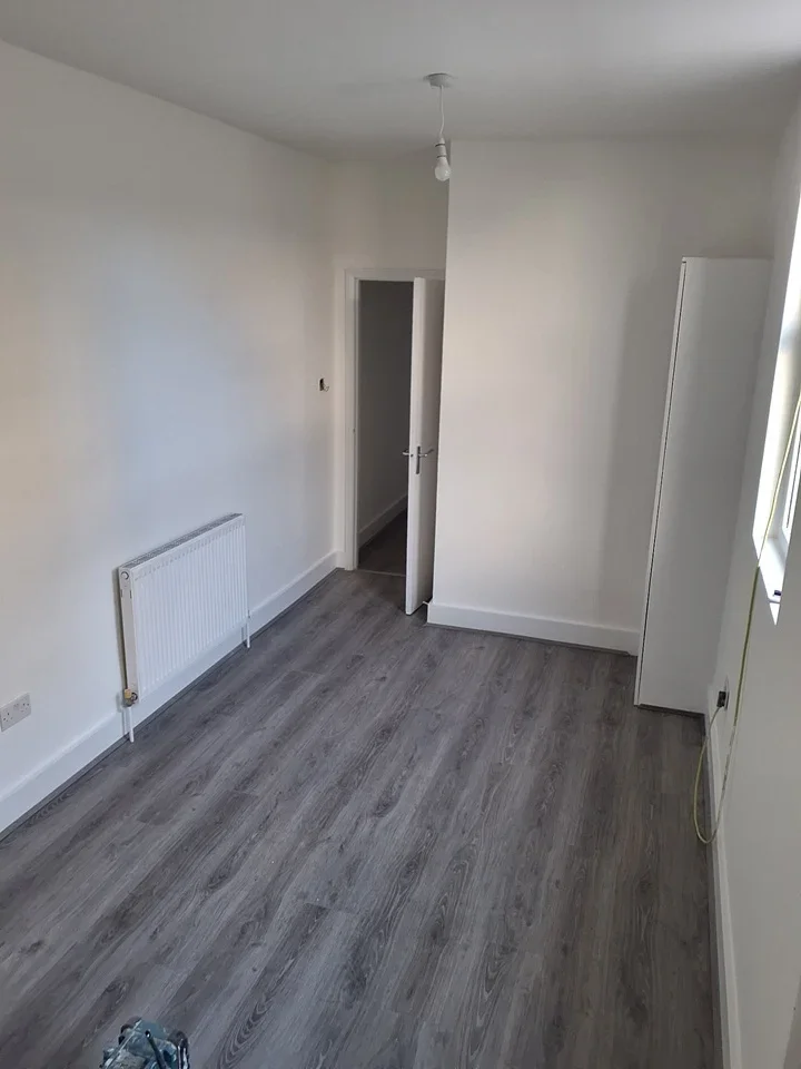 Flat Whitehorse Road in Greater London