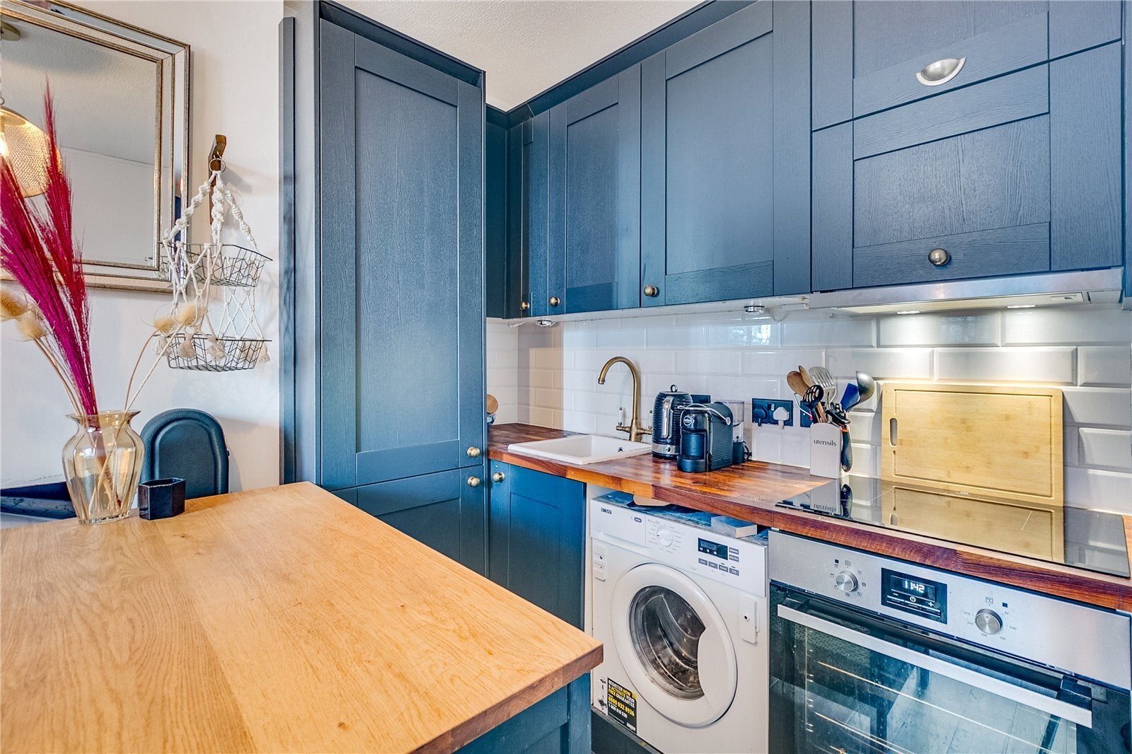 Flat Fanshaw Street in Greater London