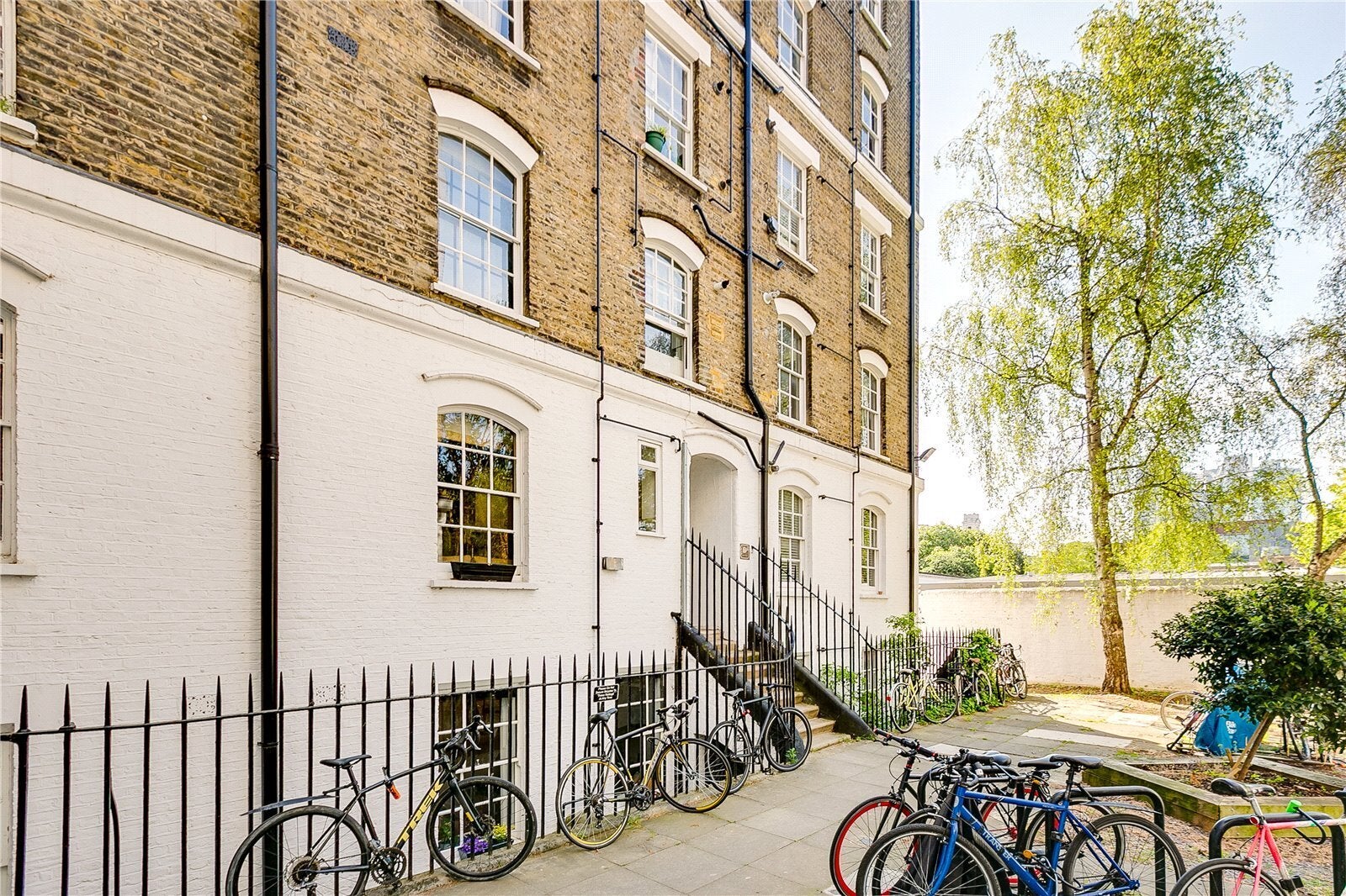 Flat Fanshaw Street in Greater London