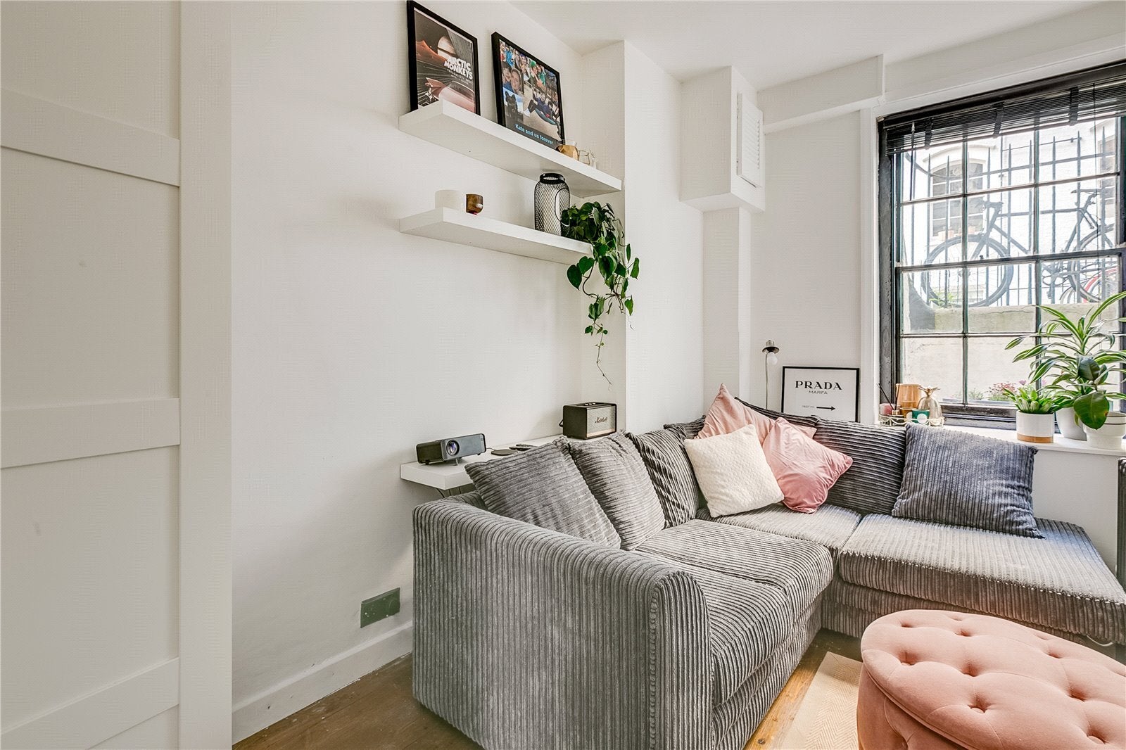 Flat Fanshaw Street in Greater London