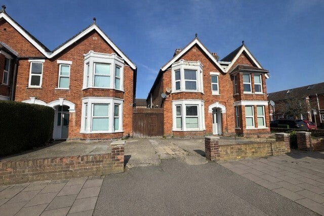 Flat Goldington Road in Bedford