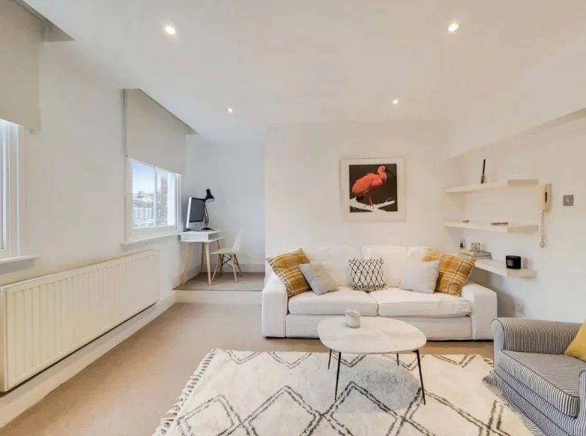 Flat Mountgrove Road in Greater London