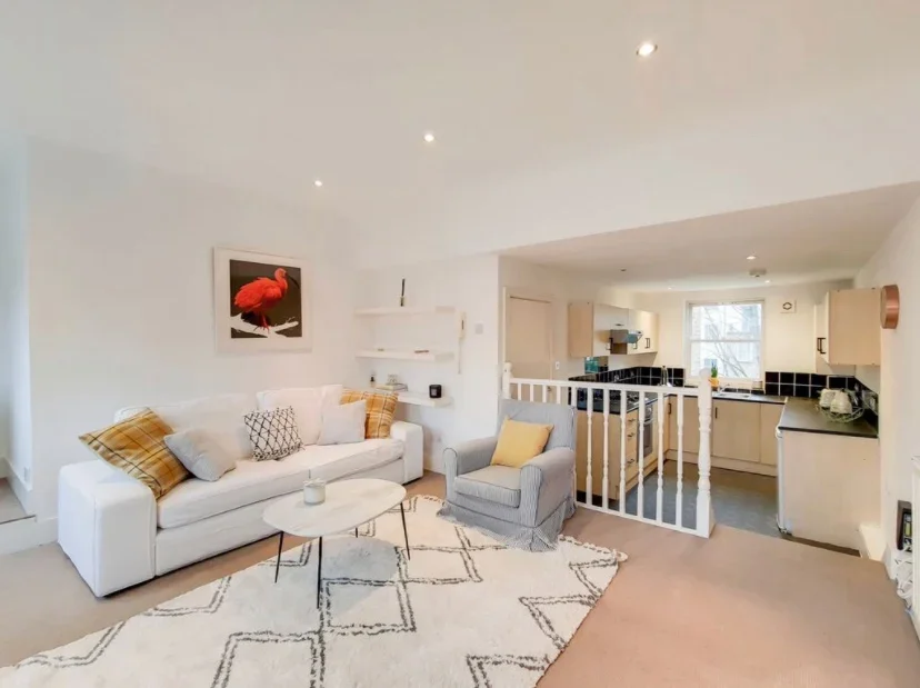 Flat Mountgrove Road in Greater London