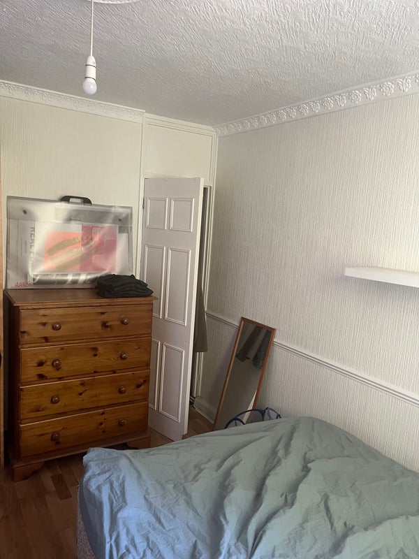 Room Falmouth Road in Greater London