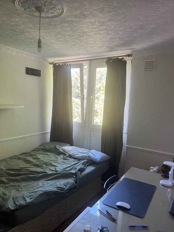 Room Falmouth Road in Greater London
