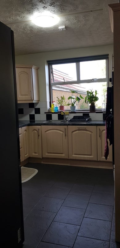 Room Hazeldene Road in Bristol