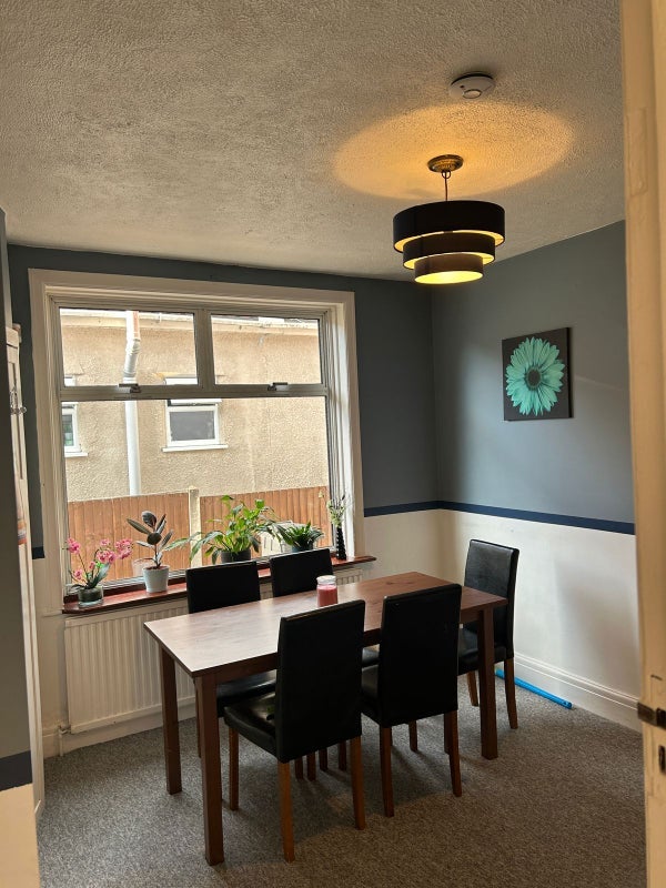 Room Hazeldene Road in Bristol