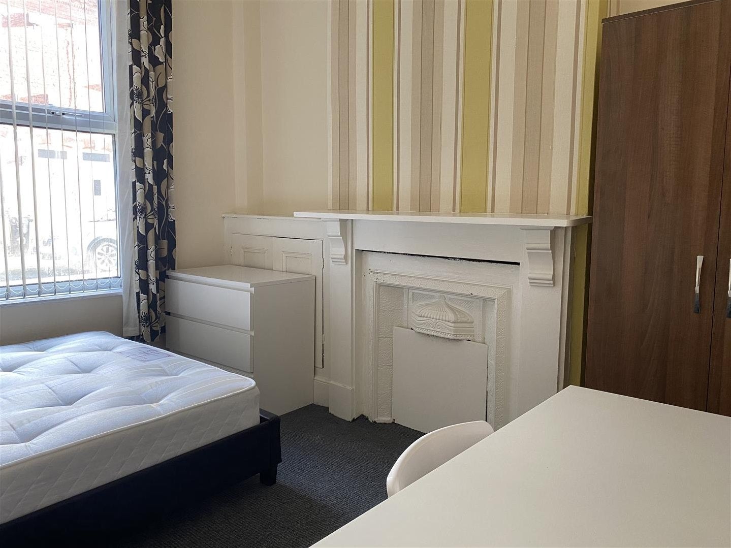 Room Mostyn Road in Birmingham