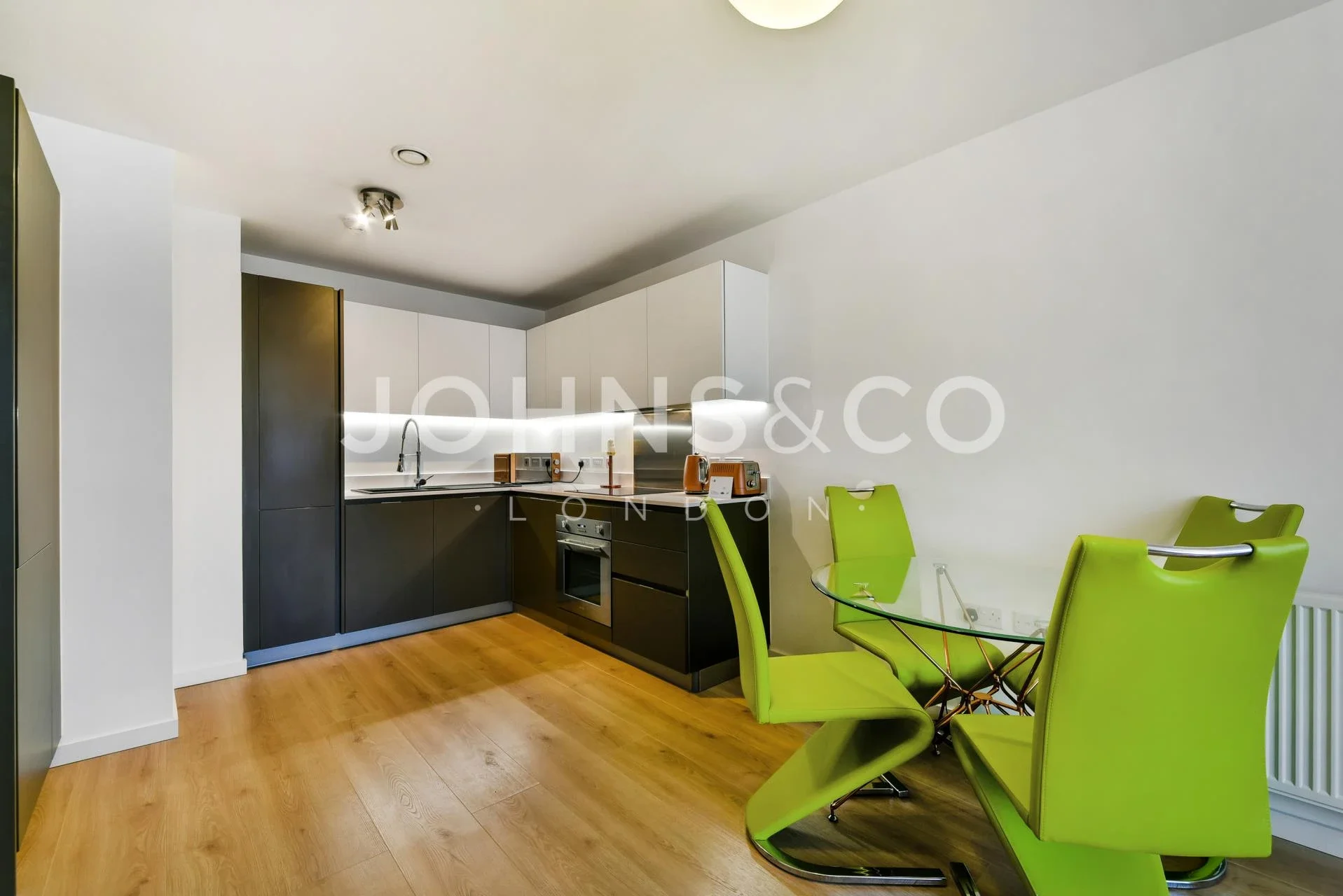 Flat Pump House Crescent in Greater London