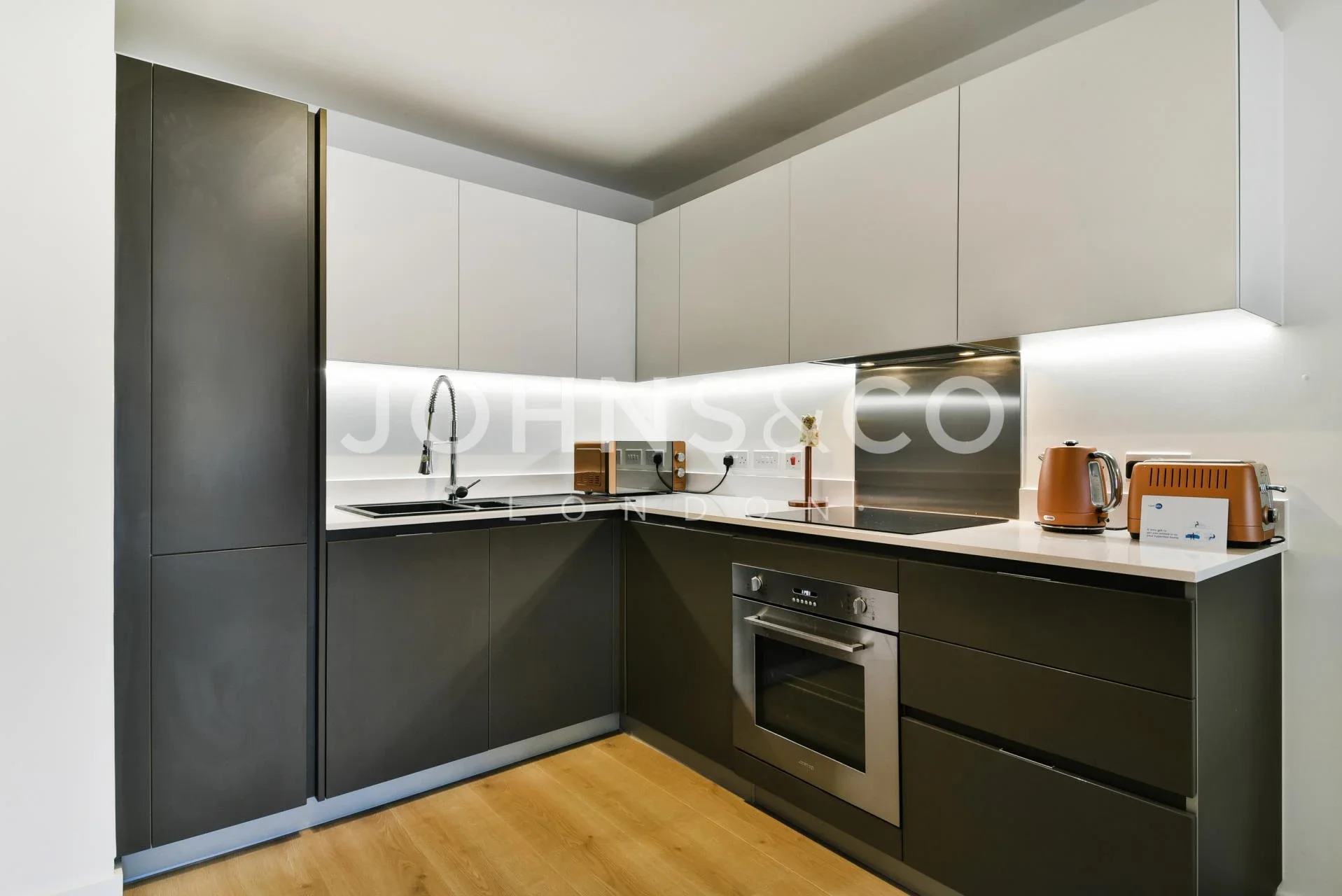 Flat Pump House Crescent in Greater London