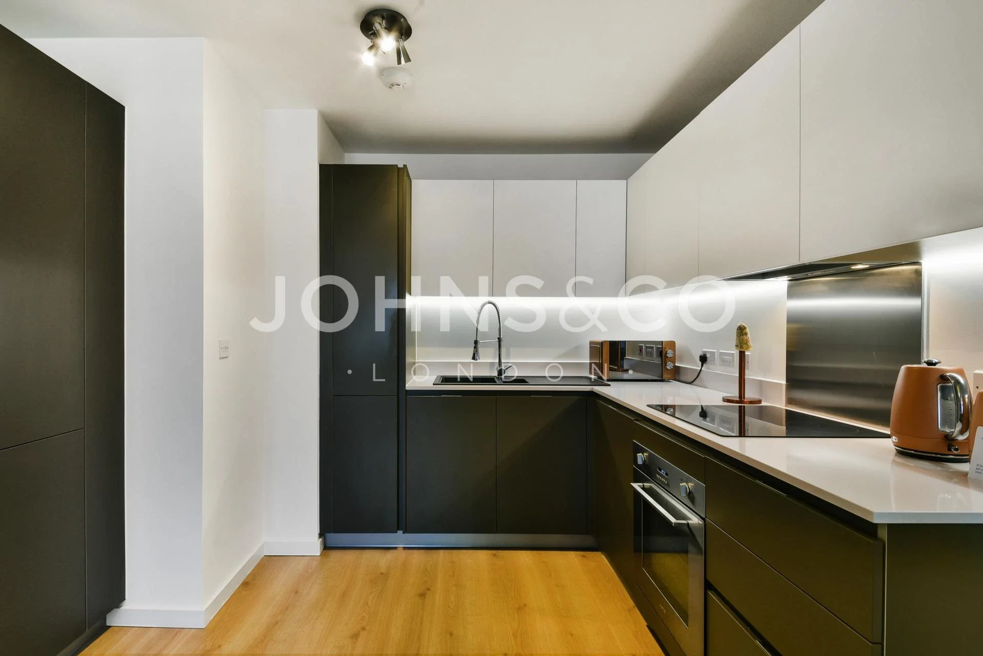 Flat Pump House Crescent in Greater London