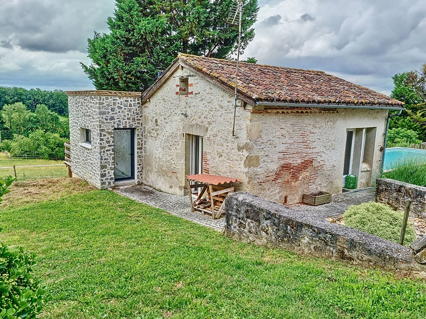 Maison Place De La Libération à Monbalen