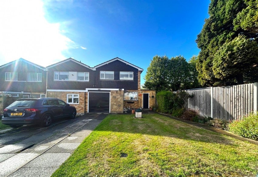 House Bushey Hall Road in Hertsmere