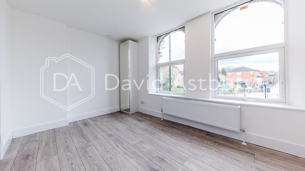 Flat Denmark Road in Greater London