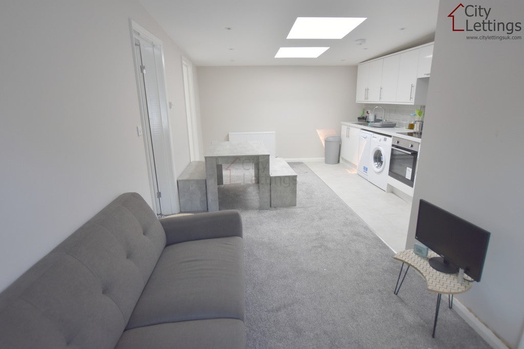 Flat Mapperley Road in Nottingham
