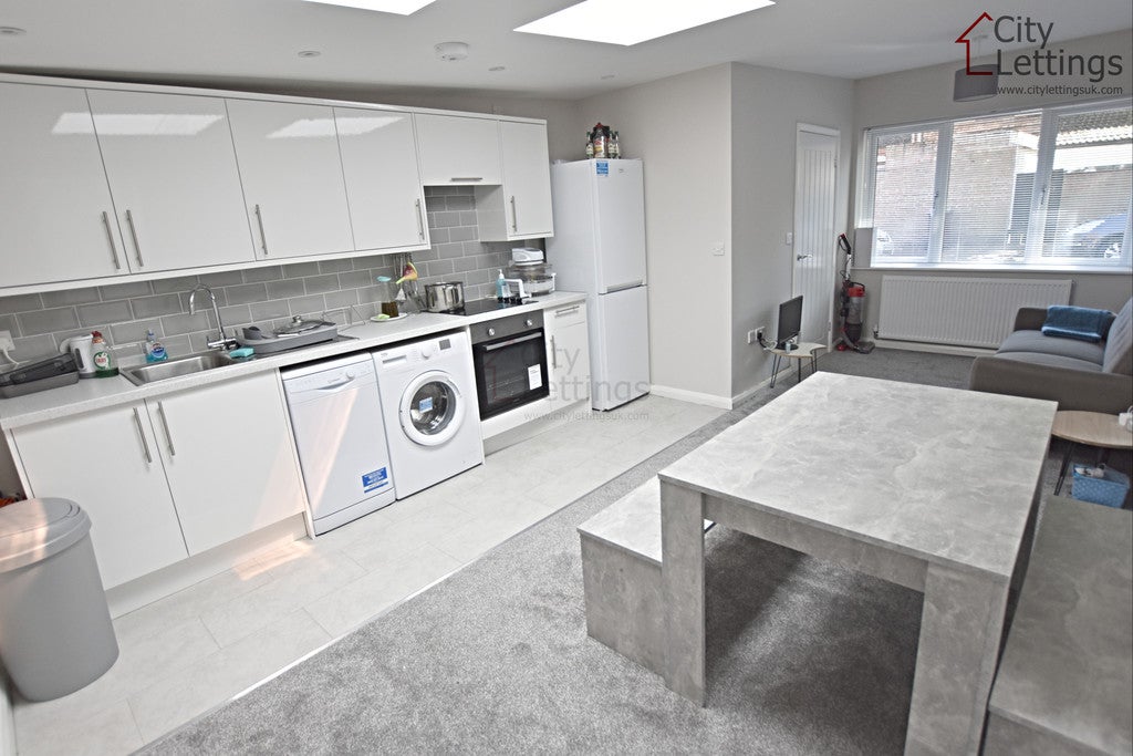 Flat Mapperley Road in Nottingham