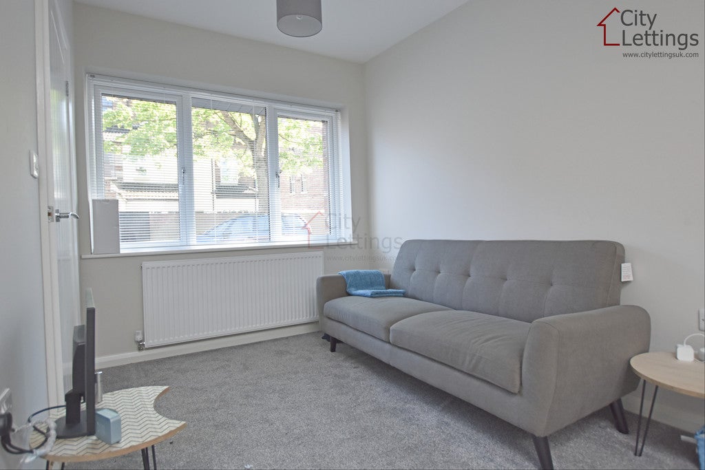 Flat Mapperley Road in Nottingham