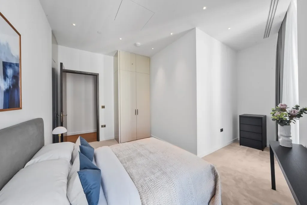Flat Carnation Way in Greater London