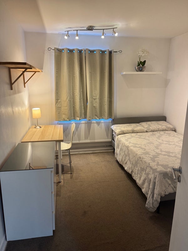Room Andover Place in City of Westminster