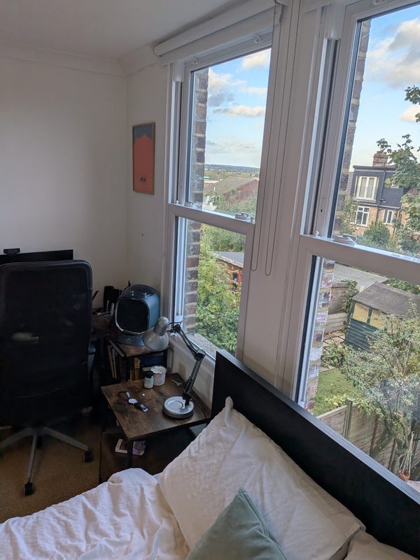 Room Falmer Road in Greater London