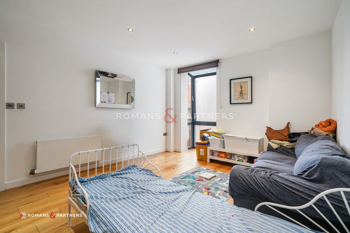 Flat Alie Street in Greater London