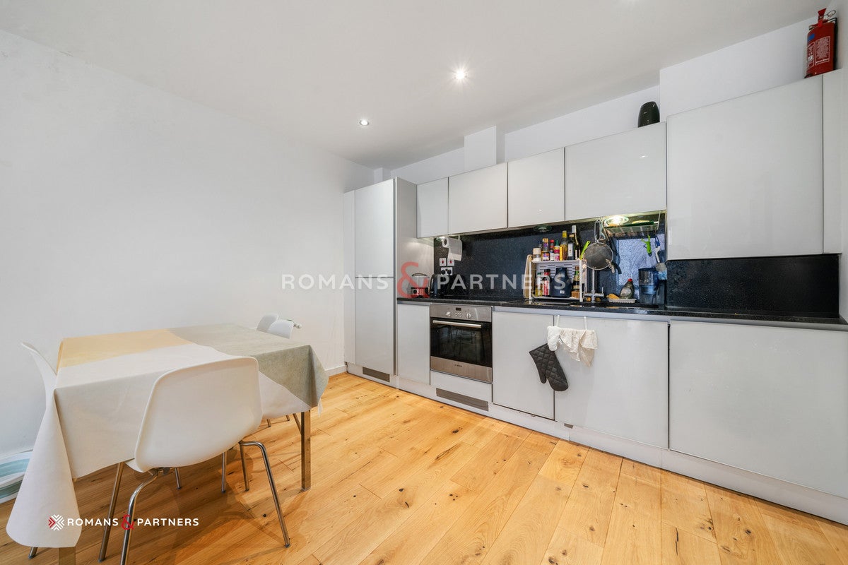 Flat Alie Street in Greater London