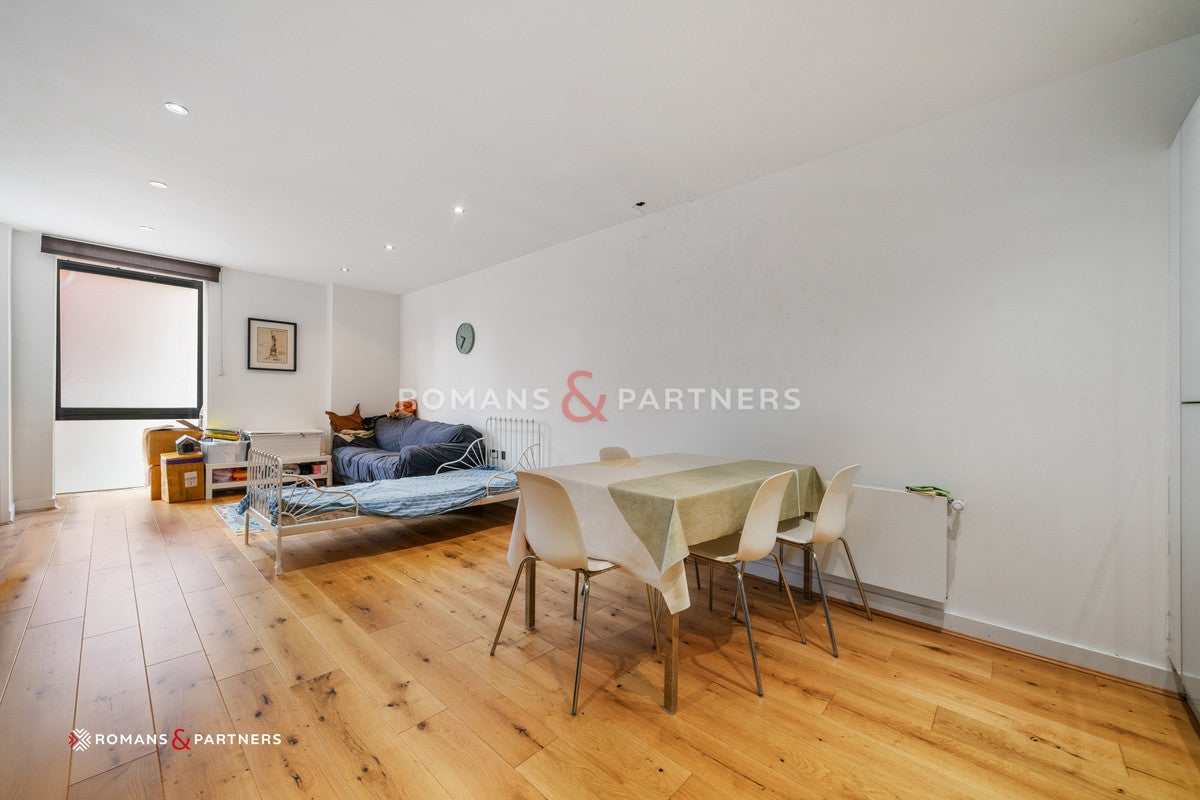 Flat Alie Street in Greater London
