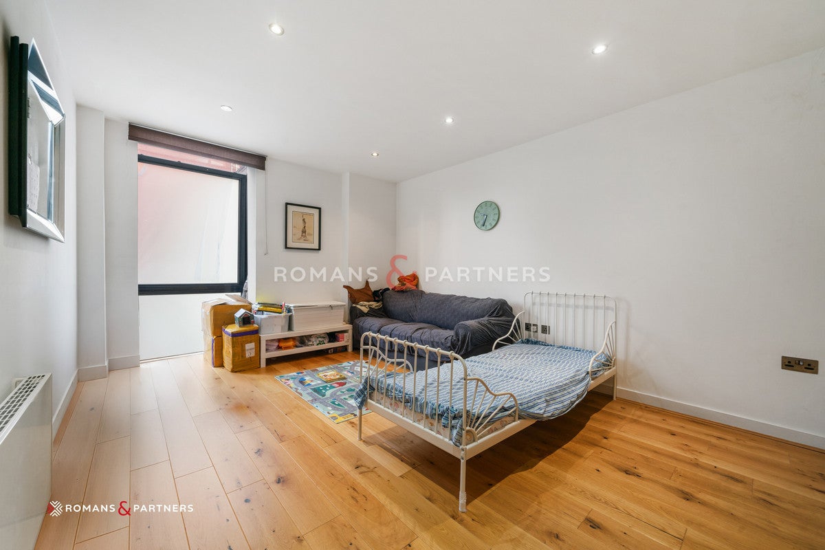 Flat Alie Street in Greater London