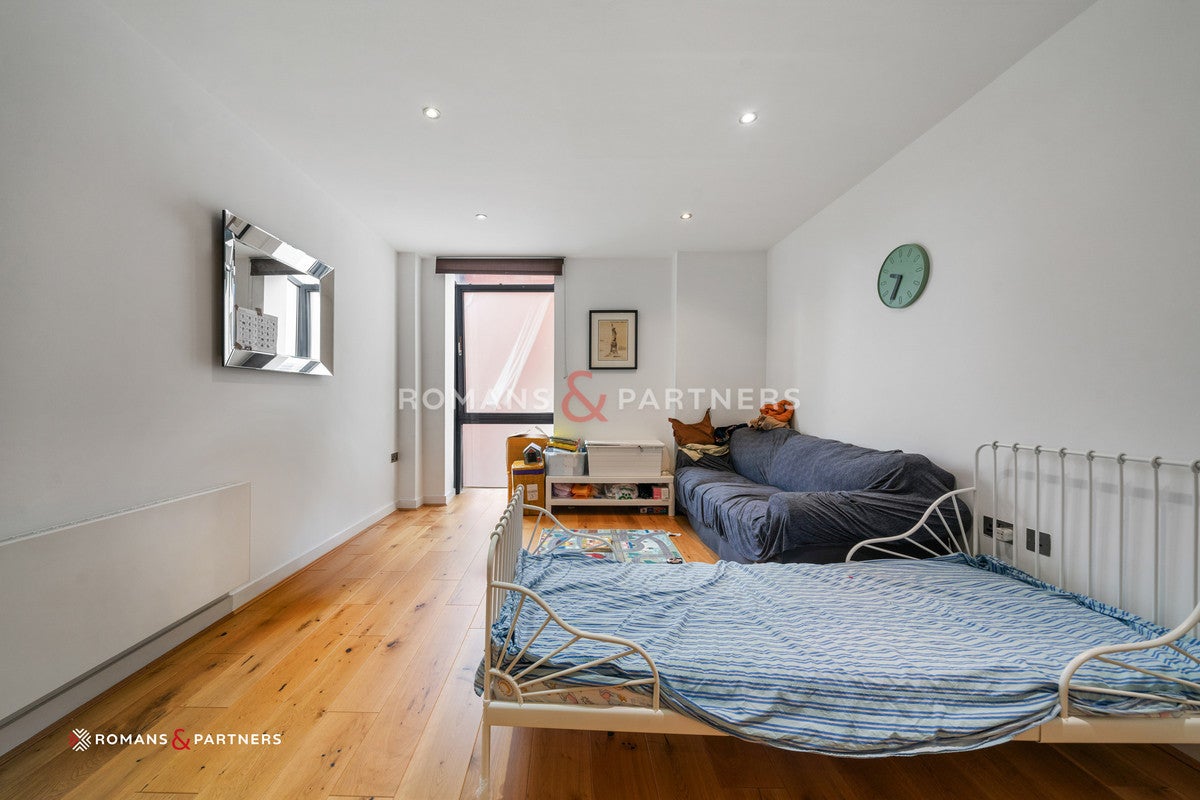 Flat Alie Street in Greater London