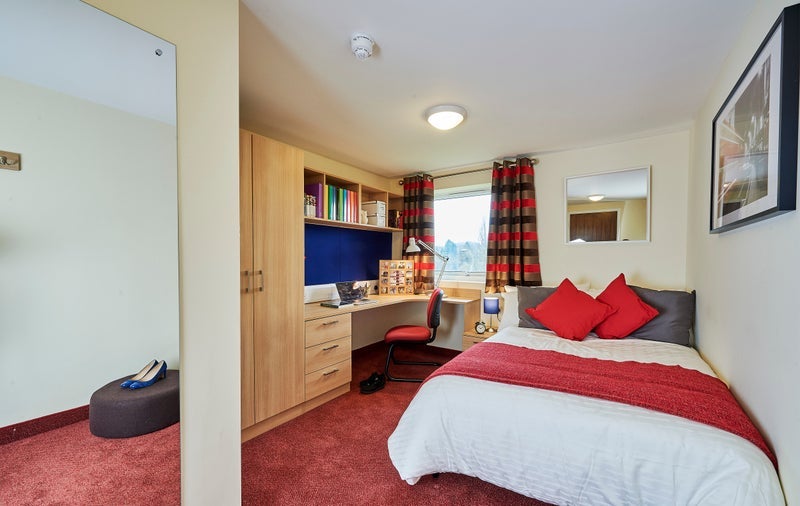 Room Cadnam Close in Birmingham