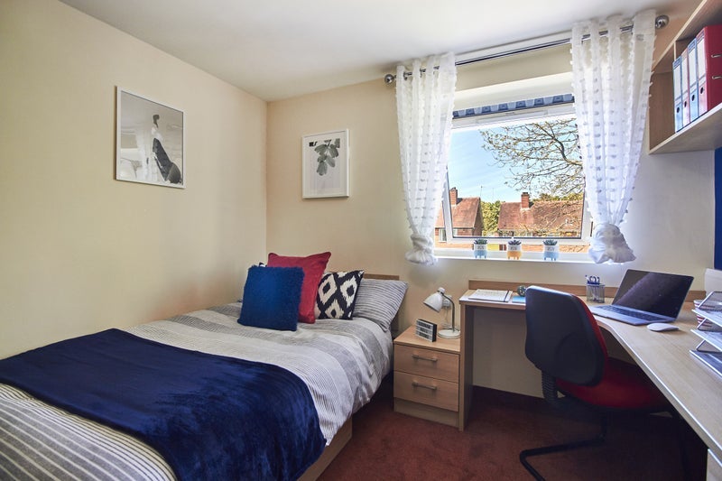 Room Cadnam Close in Birmingham