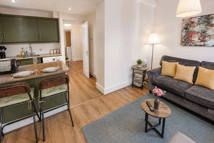 Flat Warwick Gardens in Greater London