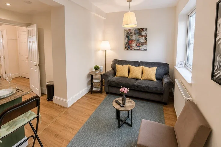 Flat Warwick Gardens in Greater London