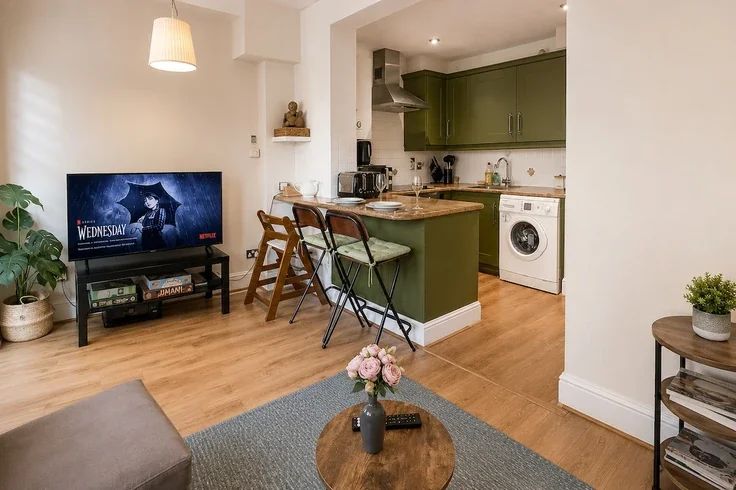 Flat Warwick Gardens in Greater London