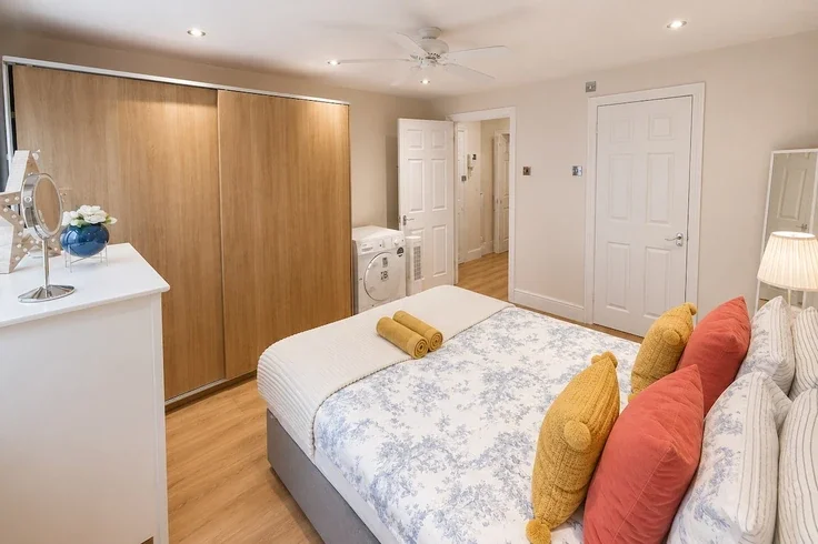 Flat Warwick Gardens in Greater London