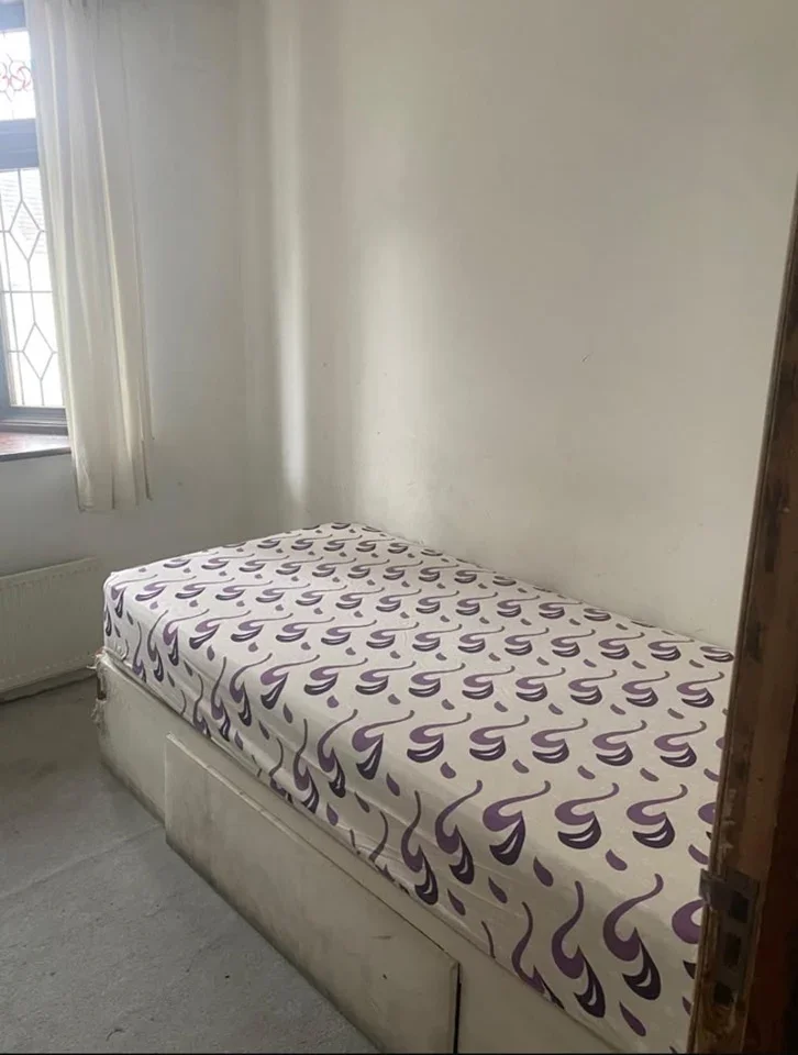Room Fairfield Road in Greater London