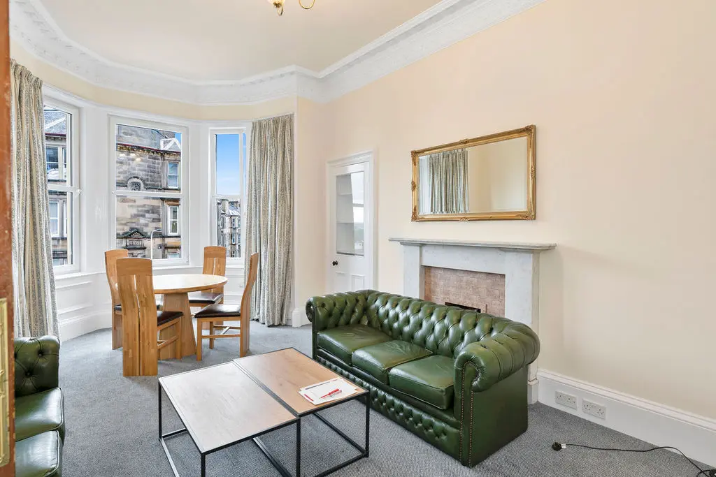 Flat Polwarth Crescent in City of Edinburgh