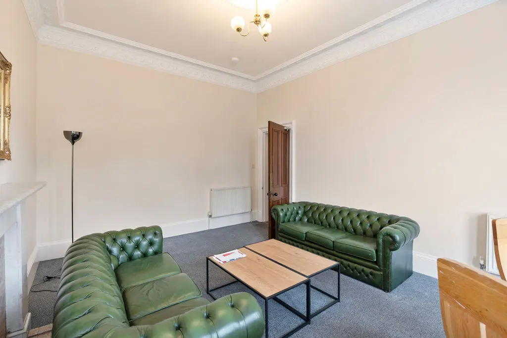 Flat Polwarth Crescent in City of Edinburgh