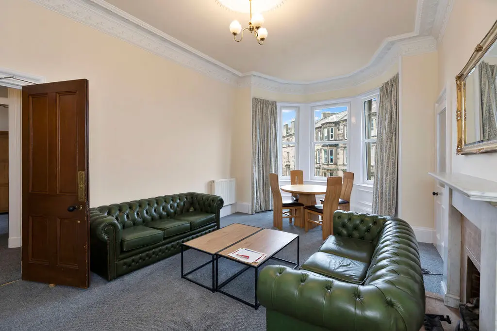Flat Polwarth Crescent in City of Edinburgh