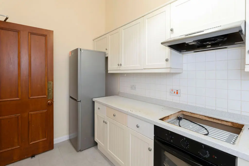 Flat Polwarth Crescent in City of Edinburgh