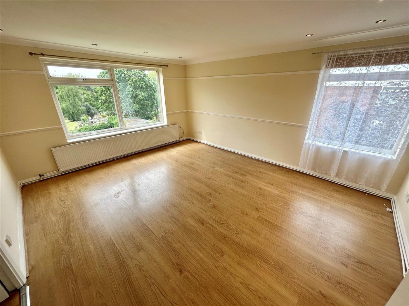 Flat Chingford Avenue in Greater London