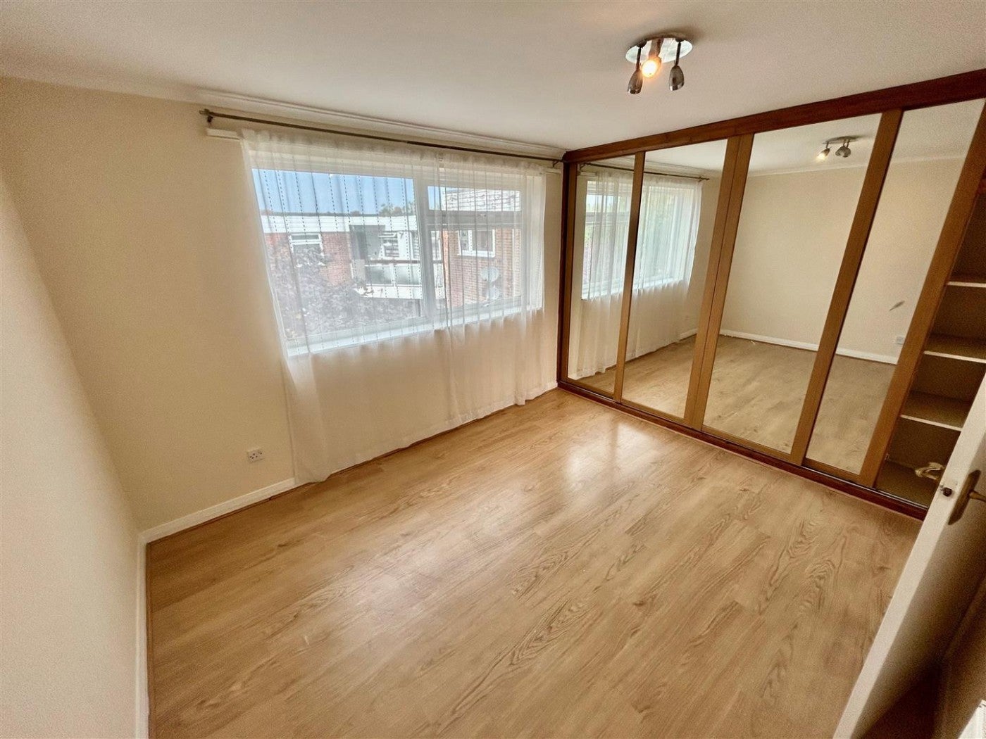 Flat Chingford Avenue in Greater London