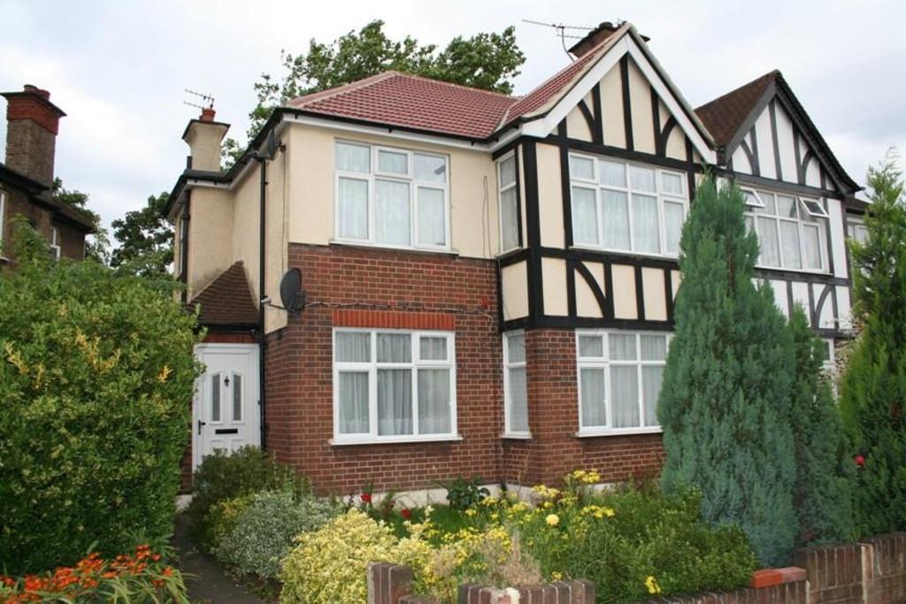 Flat Windermere Avenue in Greater London