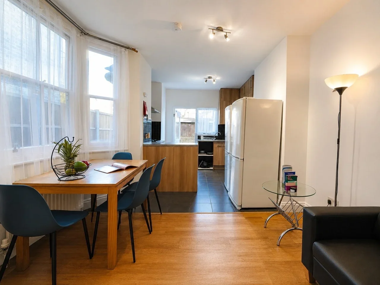 Room Bush Road in Greater London