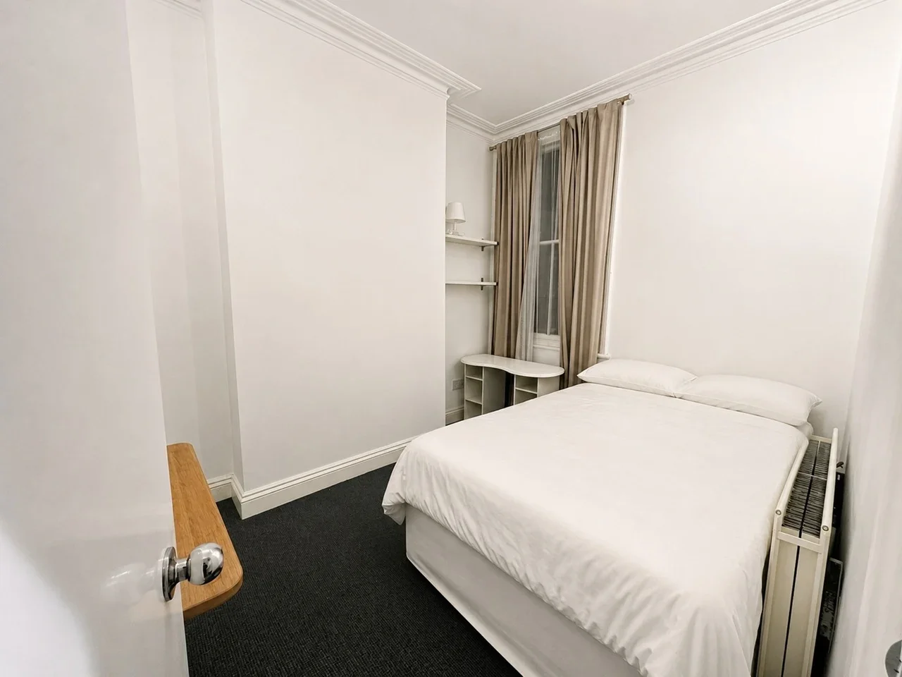 Room Bush Road in Greater London