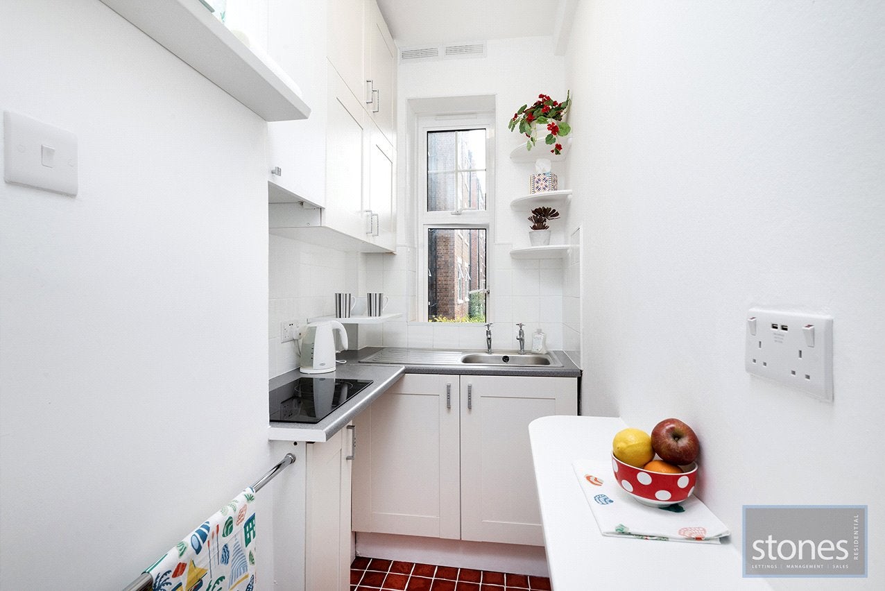 Flat Belsize Grove in Greater London